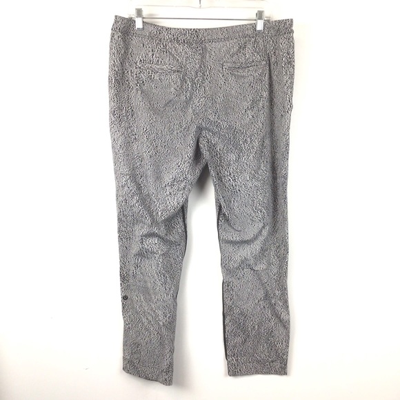 ๐SOLD๐ Lululemon Women's Black + White Static Print Joggers 12 - Picture 3 of 5
